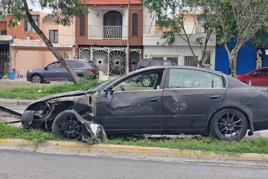 automovilista derriba poste en Apodaca
