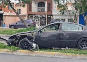automovilista derriba poste en Apodaca