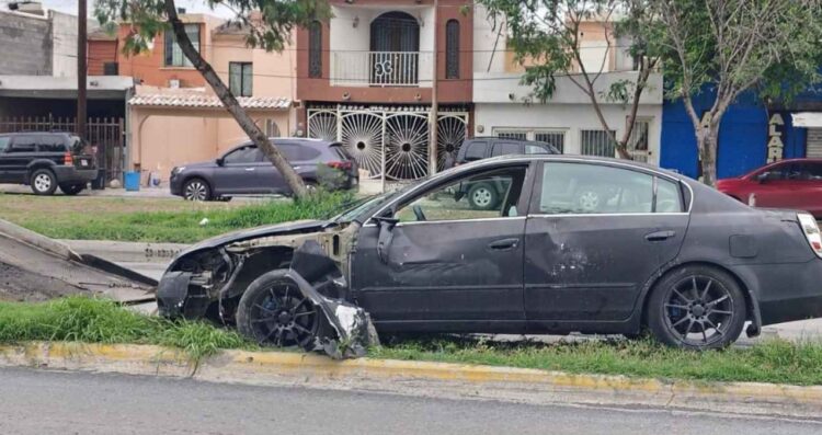 automovilista derriba poste en Apodaca
