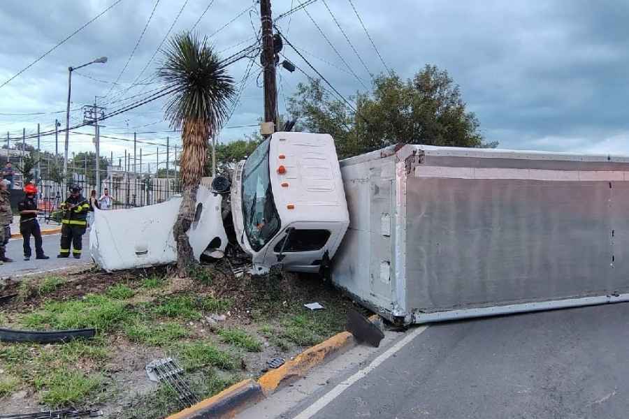 camión de carga vuelca en Guadalupe