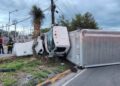 camión de carga vuelca en Guadalupe