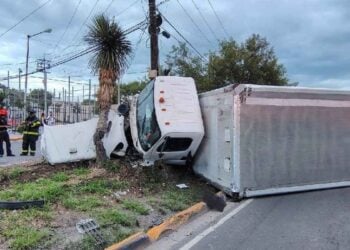 camión de carga vuelca en Guadalupe