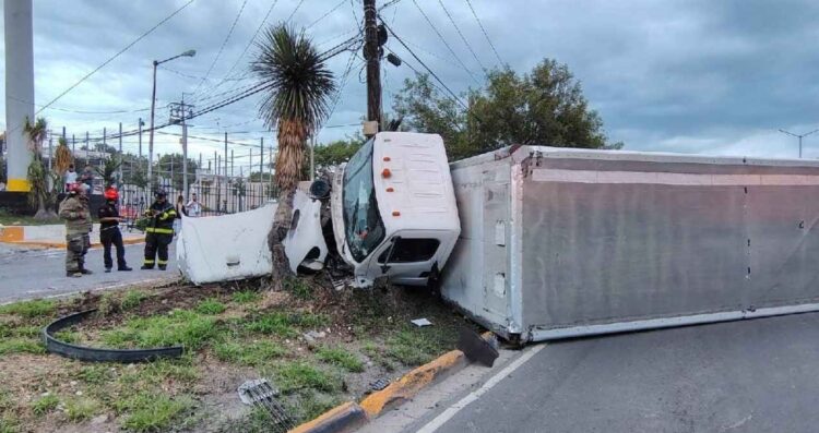 camión de carga vuelca en Guadalupe