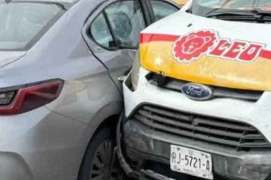 camioneta repartidora choque Laredo