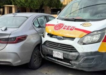camioneta repartidora choque Laredo