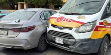 camioneta repartidora choque Laredo