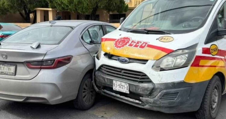 camioneta repartidora choque Laredo