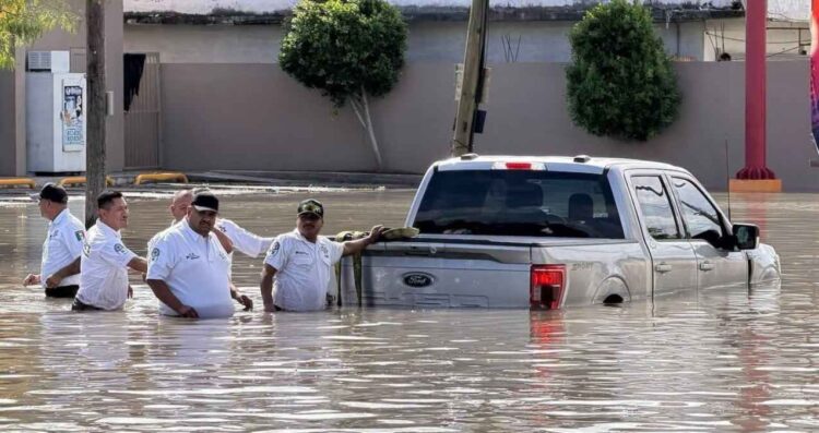 familia inundación en Matamoros
