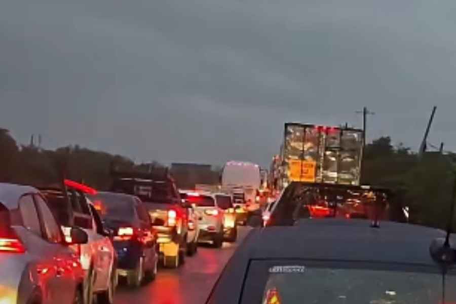 trailer obstaculizando Carretera Nacional